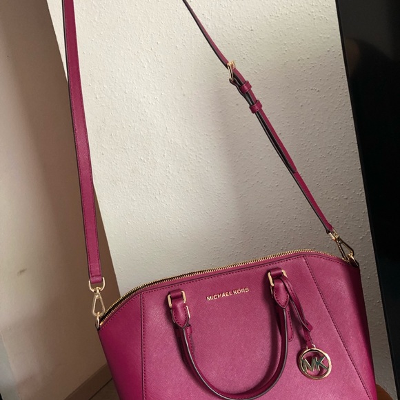 This is a brand new Micheal Kors genuine leather handbag and matching wallet. - Picture 7 of 10